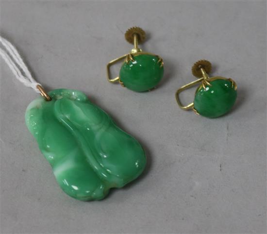 A pair of yellow metal and jade ear clips and a simulated jade pendant.